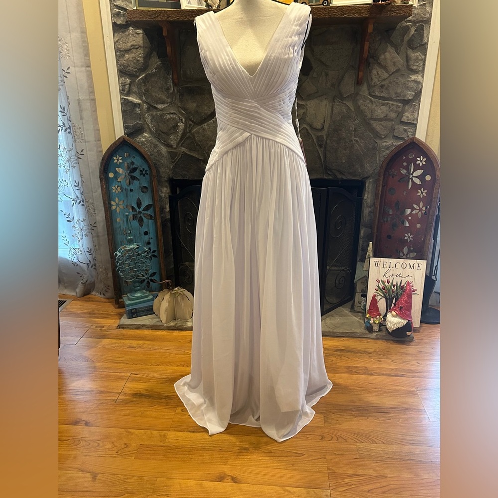 JJSHOUSE WEDDING DRESS zips up.